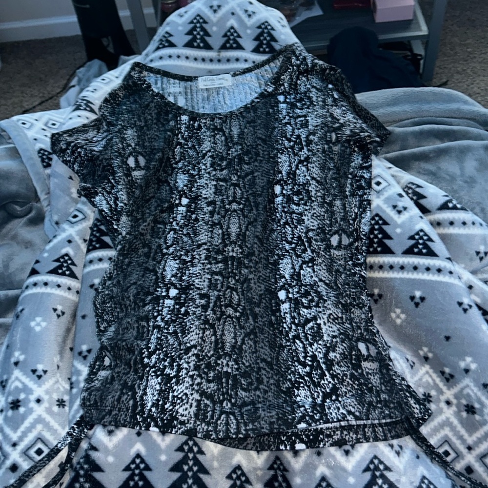 Full Circle Trends
Size:Large
Color:Snakeprint White,Gray,and Black